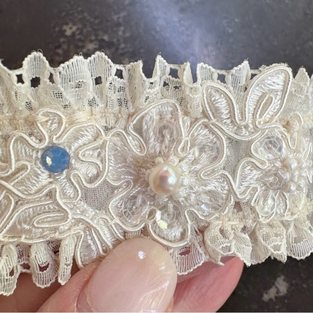 Bridal from England - Beautiful Cream Lace Garter with Beading & Pearl - Picture 2 of 13